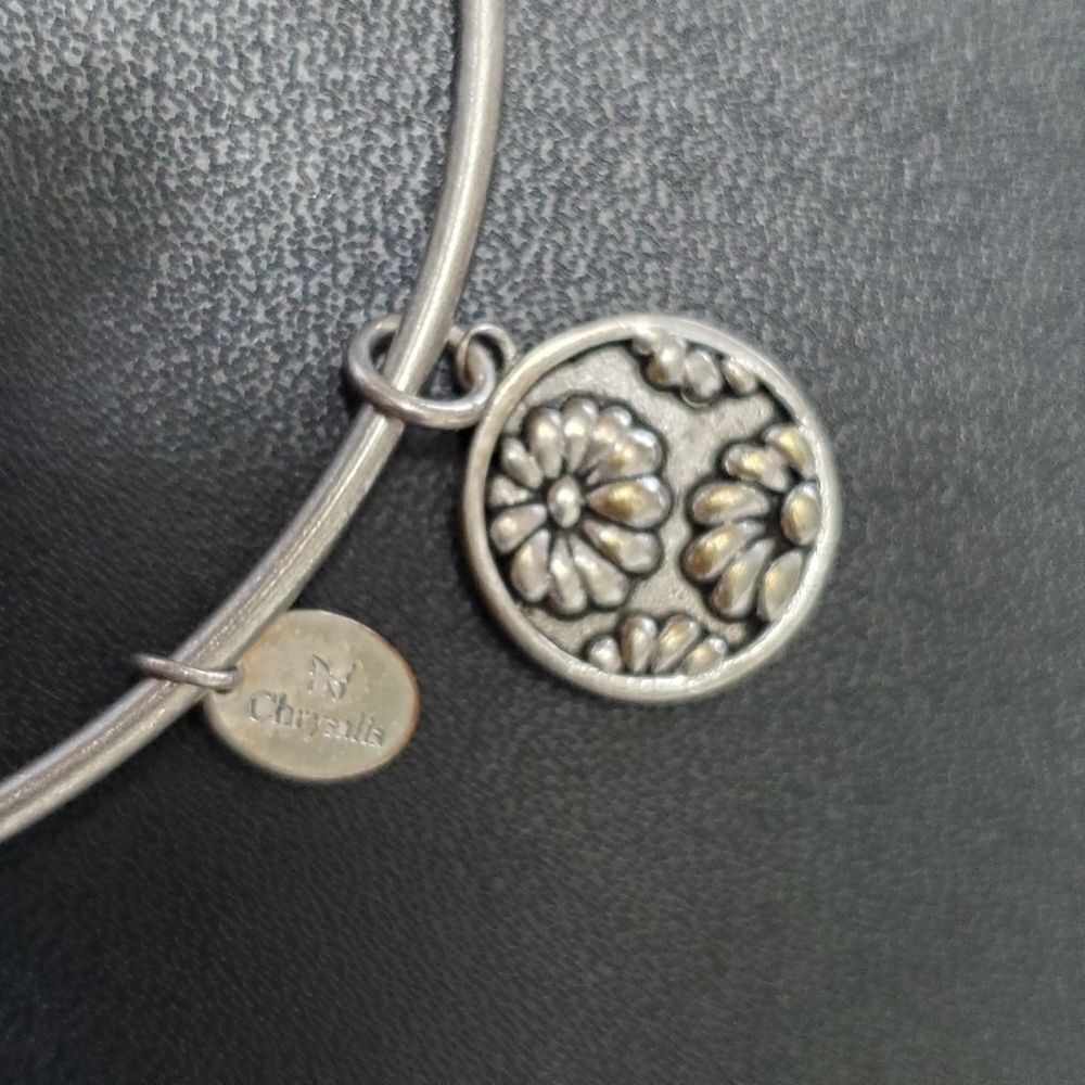 Chrysalis daisy expandable charm bangle bracelet 7.75"